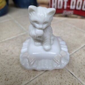 Avon Sitting Pretty White Cat